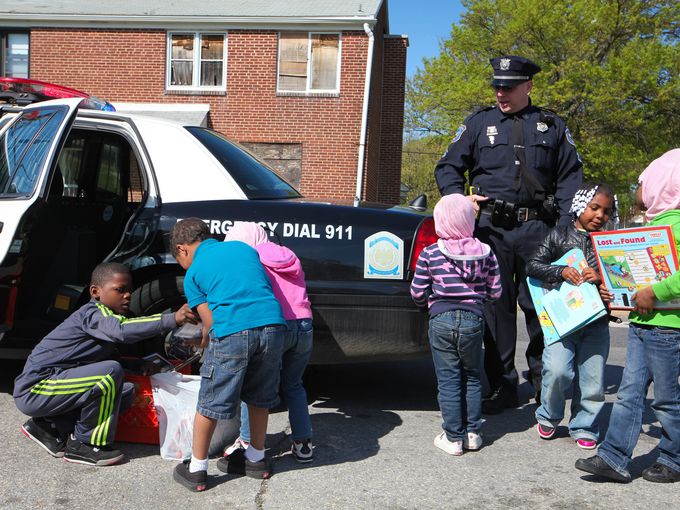 Polițiștii din Wilmington împart cărți copiilor