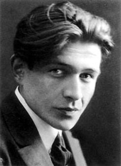 Gaito Gazdanov, scriitor rus recuperat, 1903-1971. In limba romana a aparut la Editura Polirom, in 2014, romanul Spectrul lui Alexander Wolf.