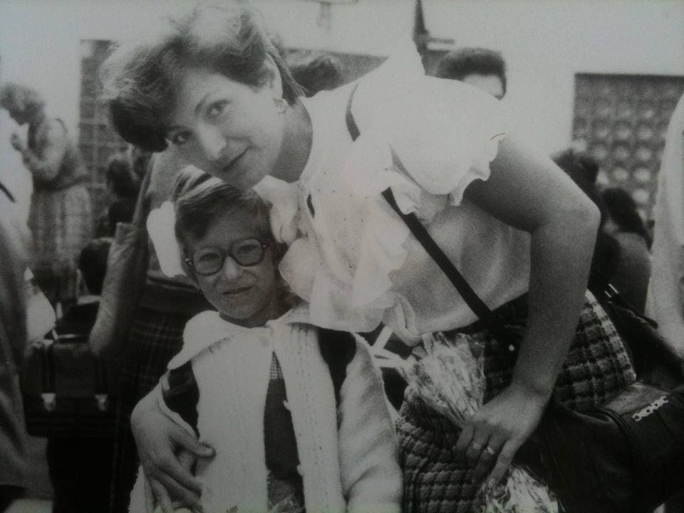 Adina Rosetti cu mama sa, în prima zi de școală.
