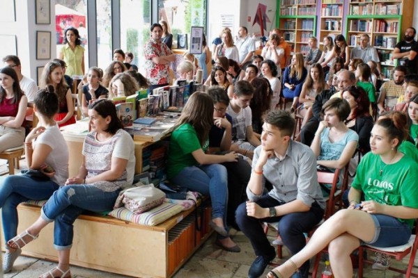 O parte din publicul de la lansarea volumului „Întâmplări și personaje” de la Iași. Credit foto: Andi Spot